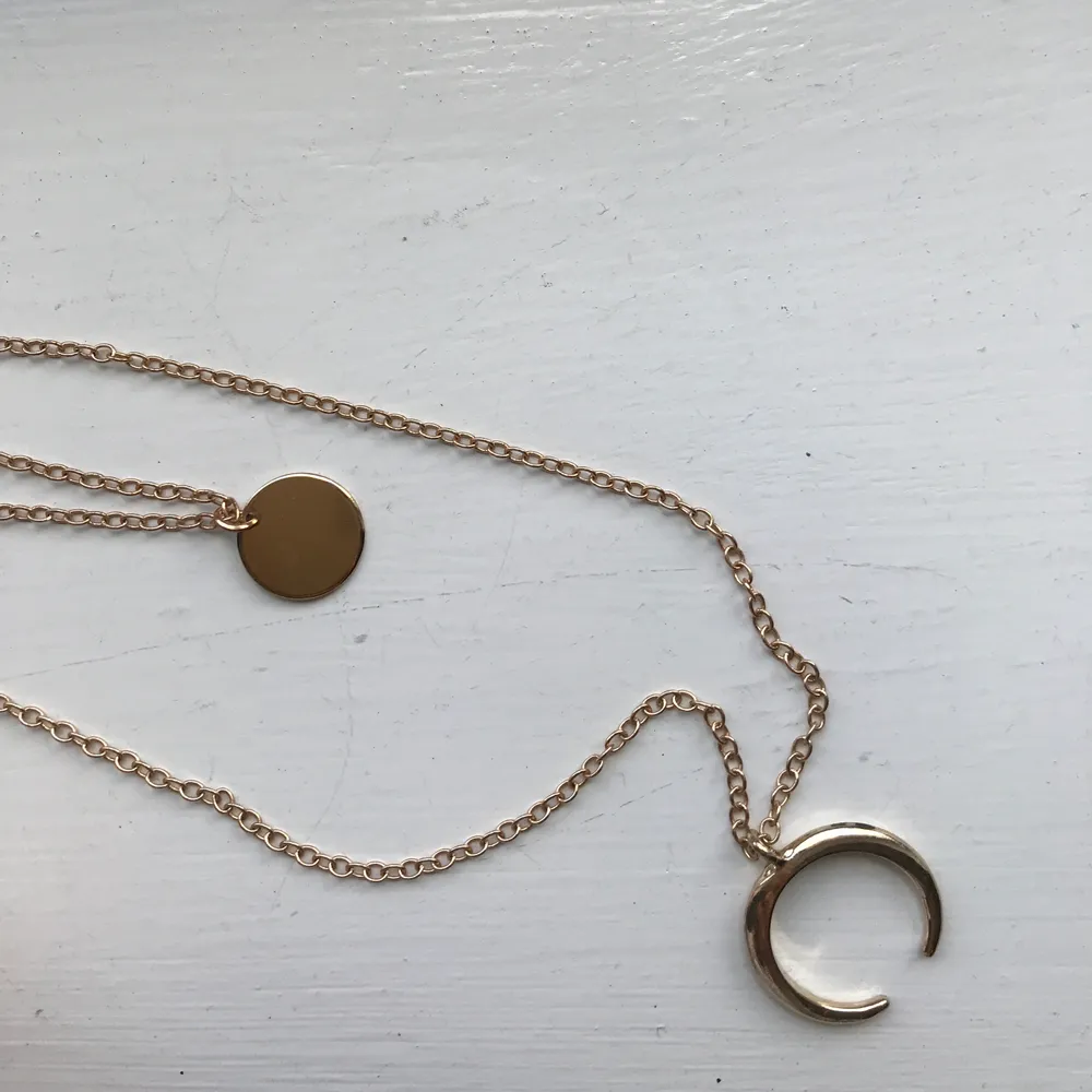 Ett guldigt fint halsband som består av två kedjor som sitter ihop där bak. . Accessoarer.