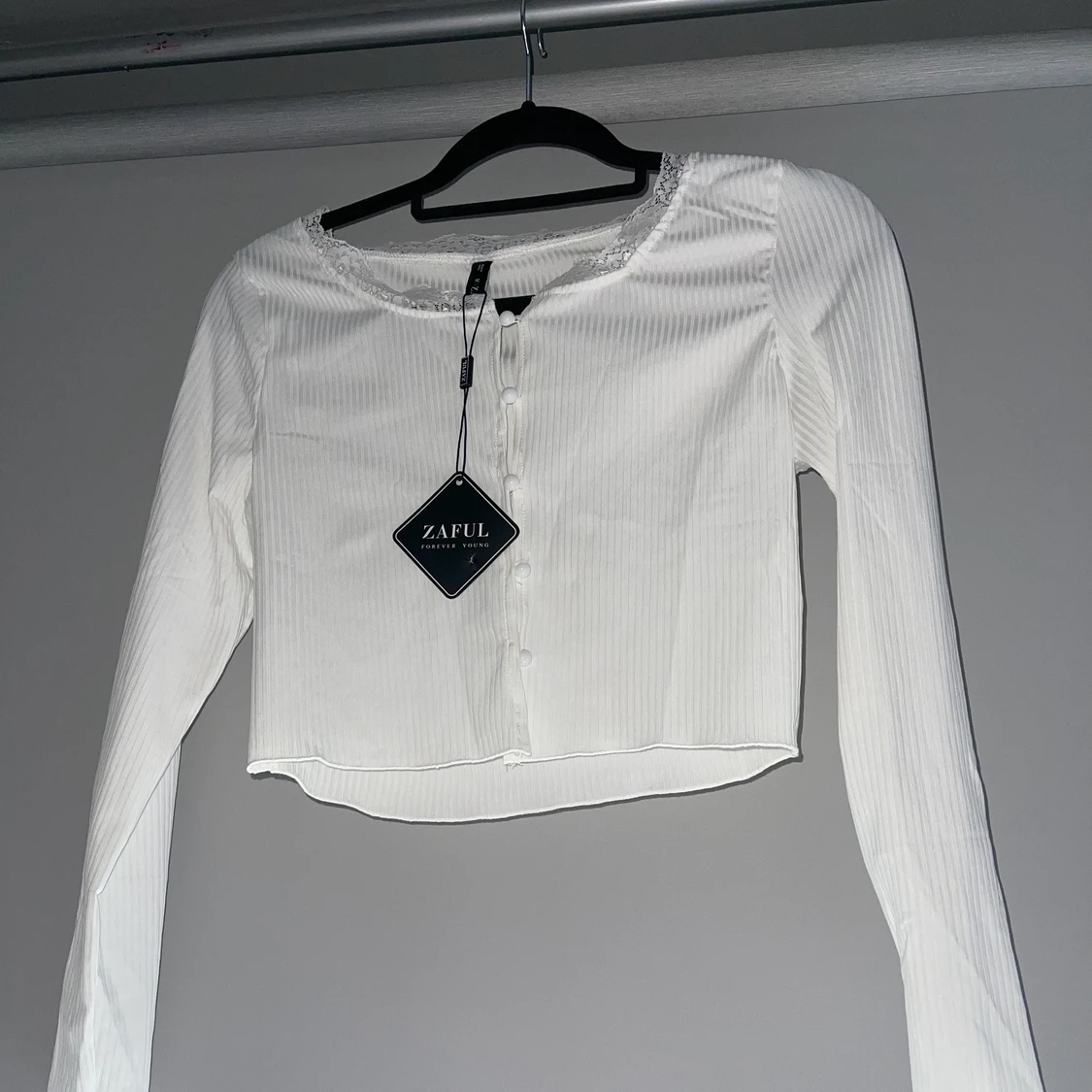 Ribbad tröja med knappar