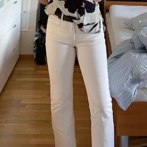 Vita jeans, storlek 36 - Säljer dessa vita jeans som endast är använda en gång. Dom kommer från Gina Tricot och är i storlek 36🌸