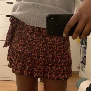 Kjol från zara  - Fin kjol till sommar från zara, det finns två ”trådar” för att knyta en roset till vid sidan om kjolen. Kjolen är i storleken M