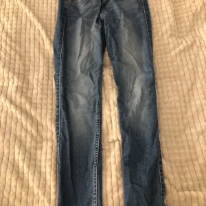 Lee - Har använt en gång , har köpt dom för 900 men vi kan diskutera om priset 