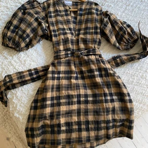 Ganni klänning - Super fin, speciellt SKÖN ganni klänning! Perfect till sommaren!! Storlek 36! Taggen fortfarande kvar. Nypris 1900kr! 