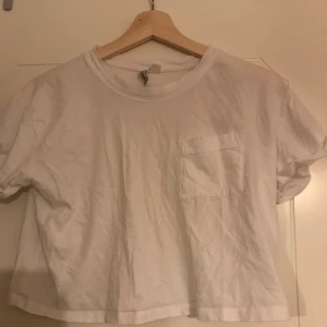 Vit tshirt  - T-shirt me detaljer från hm