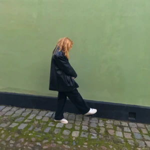 Vintage läderjacka  - Köpt på humana för ca 300 kr(prislapp kvar) endast använd när dessa bilder är tagna, i jättefint skick. Skitsnygg me jeans eller över en klänning i sommar. Säljer pga att jag har två stycken💓