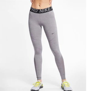 Träningstights Nike pro - Sjukt fina träningsbyxor från nike! Sparsamt använda och sitter sjukt snyggt. Säljer då jag köpt ett par lika dana fast annan storlek💞 orginalpris: 450kr      mitt pris: 200kr