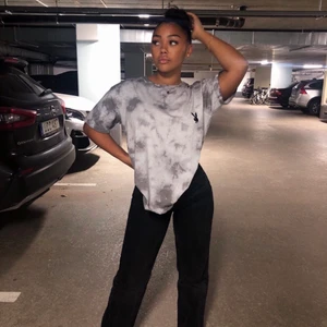 Playboy  - Säljer denna snygga Playboy x missguided oversized t-shirt storlek S 🔥 den är endast använd ca 1 gång och är i fint skick! Säljer pga det inte riktigt är min stil & kommer inte till användning. Köpte den för 180 kr & säljer för 75kr + frakt (spårbart) ☺️ är fler intresserade blir det budgivning, tveka inte att fråga om ni undrar något!💕