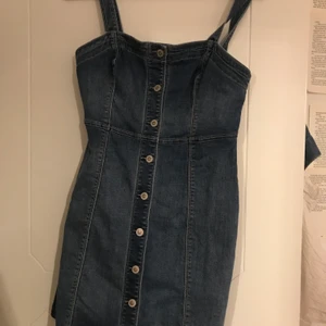 Jeansklänning - Från hollister använd fåtal gånger, i superfint skick