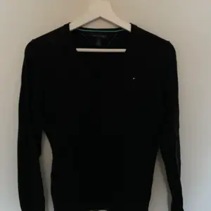 En orginal Tommy Hilfiger tröja i storlek M. Använd runt 2-3 gånger och kan inte köpas mer. Bra material🌺 För mer frågor skriv gärna, köparen står för frakt💞