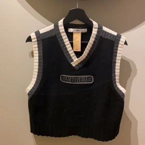Eytys väst - 🤍Skitsnygg väst från eytys i storlek s women/xs men. Säljer pga att den används alldeles för sällan. Använd max 3 gånger så jättebra skick! Minns inte exakta nypris men någonstans mellan 1500-2000. Tror dessutom inte den finns kvar i deras sortiment då jag ej hittar den på deras hemsida🤍ingen budgivning så först till kvarn får den🌻