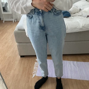 Jeans  - Dagny mom jeans som är i Storleken 38, jag på bilden är 170cm lång 🤍🤍