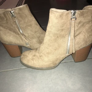 Klackaskor  - Mocha skor, bruna med klack. Aldrig använda. I fint skick. 