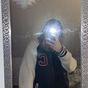 Champion collage jacka - Köpte en collage jacka här på Plick men den satt inte riktigt som jag ville så jag väljer att sälja den för samma pris ( ni betalar frakten som är 60 kr)