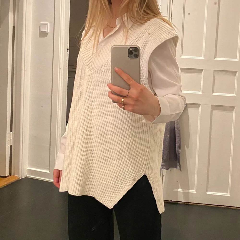 Superfin och mysig oversized väst i bra kvalité. Vit/naturvit, se bilder :) Aldrig använd, som ny! Fläckar som syns på bild är endast smuts på spegeln! Västenr fläckfri och utan defekter. Köpt för ett tag sen men lappen är bortklippt, vill minnas att den är köpt på cos. Lappen är ej kvar så osäker på sorlek, men passar nog XS-L beroende på önskad passform. Jag är storlek S som referens. Budgivning börjar på 120kr plus 66kr frakt. Hör av er vid frågor eller fler bilder! Buda i kommentarerna :) första och andra bilden är lånad.. Stickat.