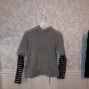 Sweatshirt  - Fin tröja från Lindex. Den är bra skick och säljer för att den är för liten för mig som är 172cm. Köparen står för frakten men pris kan diskuteras vid snabb affär!💕