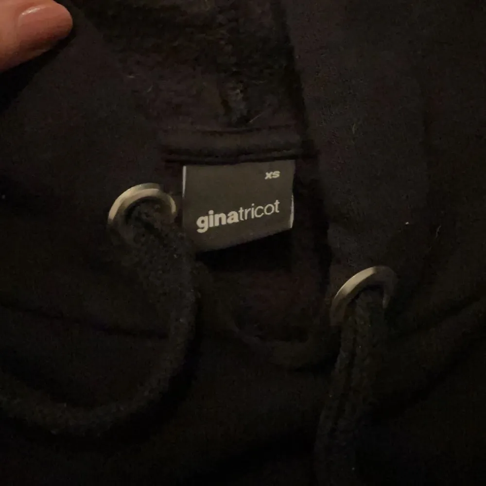 En vanlig svart hoodie från Gina Tricot. Snören där fram. Säljer pga ingen användning för längre. 75+frakt💘. Hoodies.