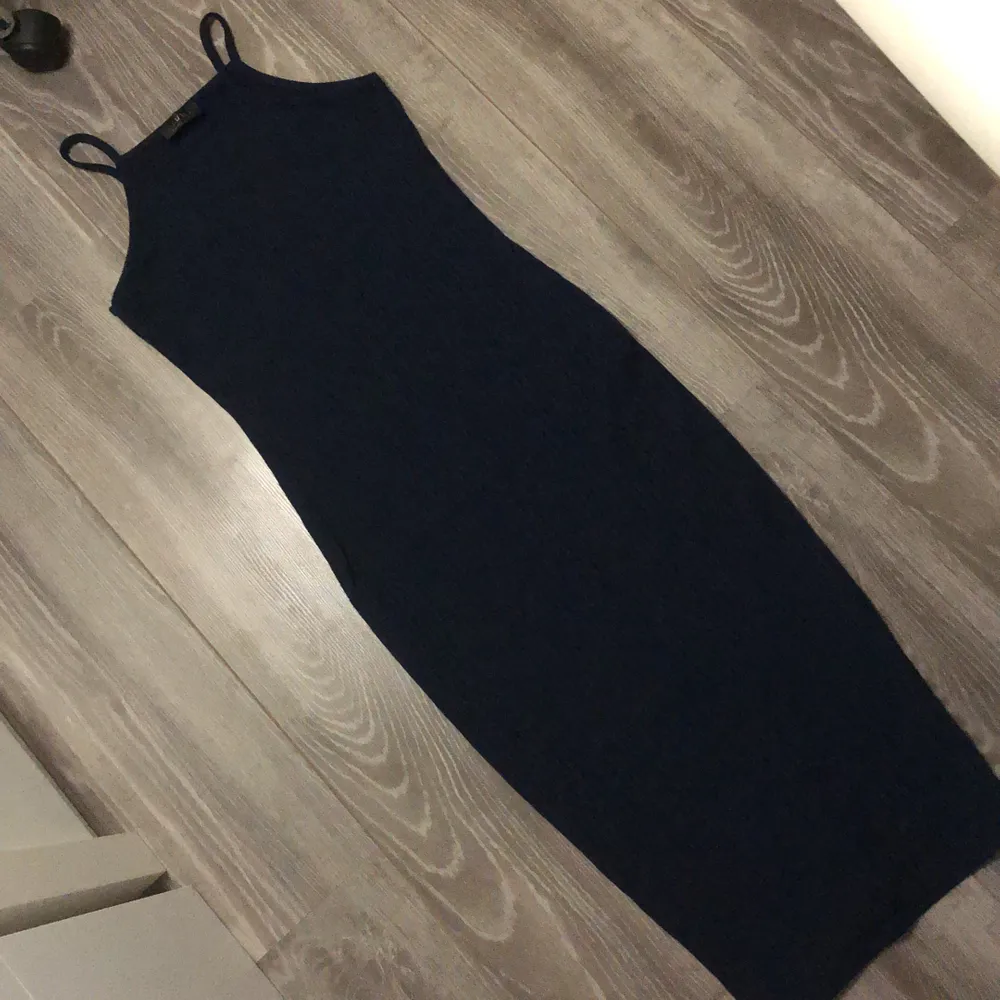 Använt en gång! Lång klänning från Club L. Mörkblå (syns inte på bild) storlek S. Klänningar.