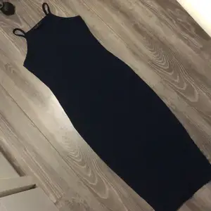 Använt en gång! Lång klänning från Club L. Mörkblå (syns inte på bild) storlek S
