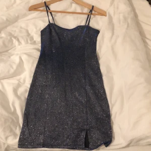 Klänning - En glitter klänning från H&M sitter tajt på mig vid höfterna ovh lite lösare i midjan. Jag är XS. Den kostade 150kr från början tror jag förlåt om de är fel. 💗