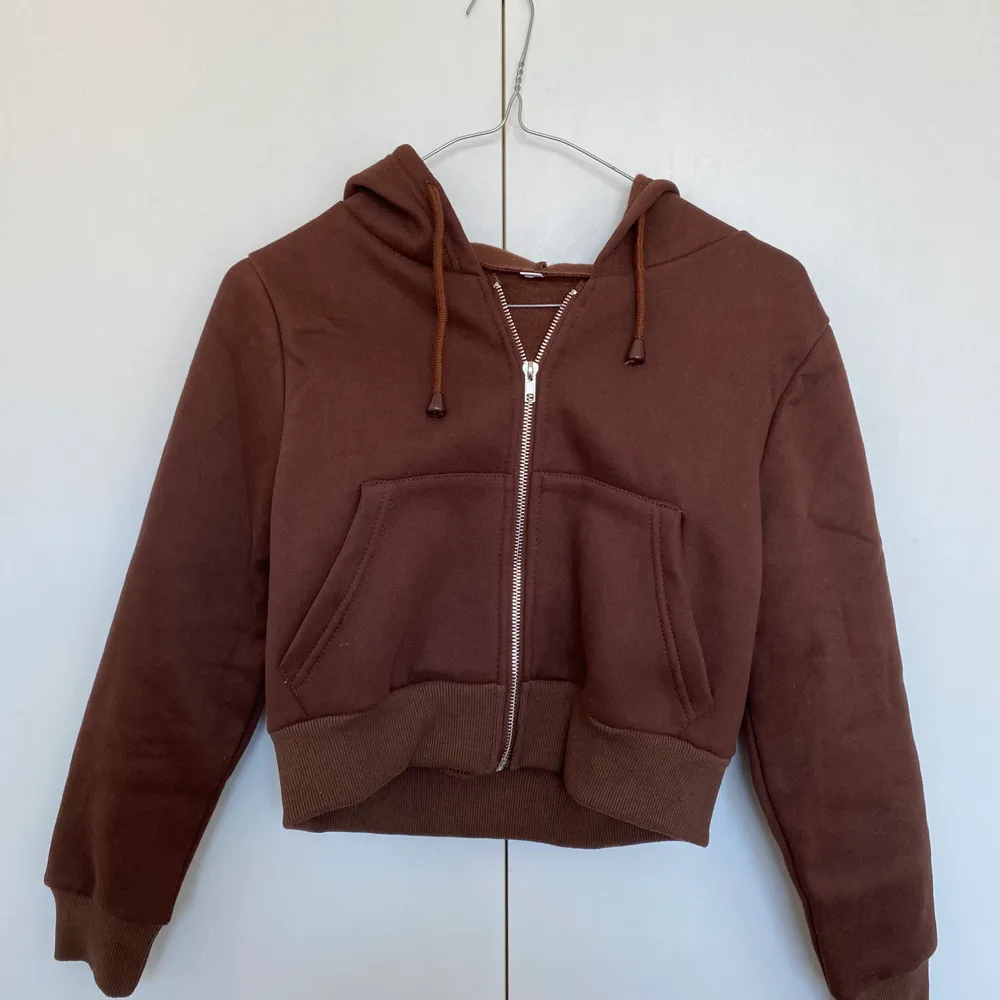Croppad brun hoodie från shein i storlek XS. Helt ny och bara testad. Säljer pga för liten. (Färgen är som på första bilden bara att ljuset blev annorlunda på andra bilden) Vid många intresserad gäller budgivning. Tröjor & Koftor.