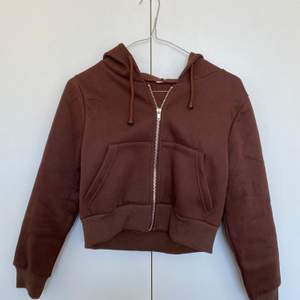 Croppad brun hoodie från shein i storlek XS. Helt ny och bara testad. Säljer pga för liten. (Färgen är som på första bilden bara att ljuset blev annorlunda på andra bilden) Vid många intresserad gäller budgivning