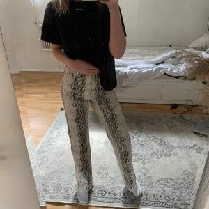 Straight leg jeans. Går över ankeln på mig som är ca 175cm. True to size. Köpta i början av 2021. Använts ett fåtal gånger, nyskick. Köptes för fullpris, 399kr. Säljs endast pga att jag knappt använder dem. Hör av dig ifall du vill veta mer!🤩