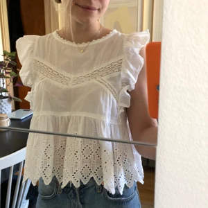 Zara blus⭐️ - Söt liten blus från Zara🧡lite kortare i modellen. Den är strl S men passar även XS