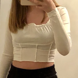 vit top🤍 - skitfin top från shein🤍 säljer pga den inte e min stil längre. Använd endast ett fåtal ggr🤍 pris+frakt blir 94kr och om flera e intresserade blir det budgivning i kommentarerna🤍