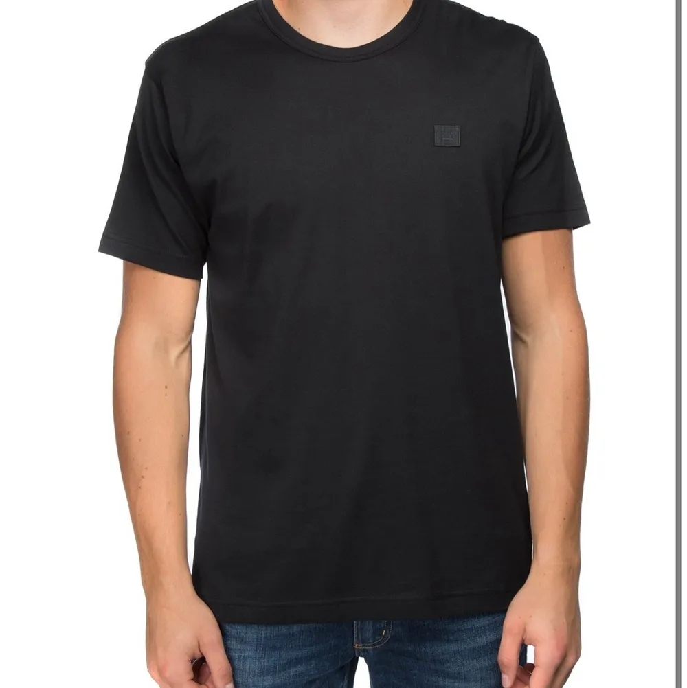 Säljer min Acne Studio T-Shirt vid bra bud! Knappt använd 9/10.. T-shirts.