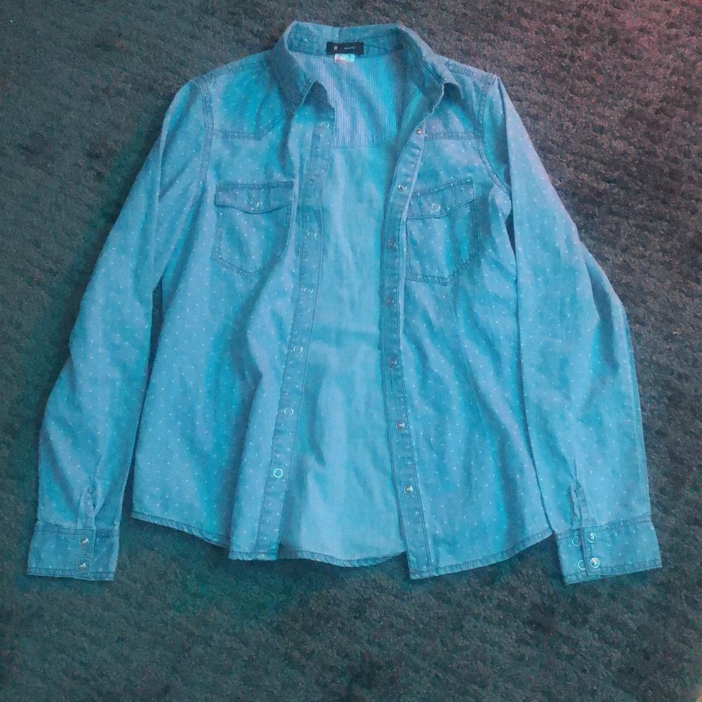 Snygg ljusblå skjorta med små vita prickar överallt, storlek 36 och köpt ifrån essentiel. 40kr+48kr frakt= 88kr totalt!. Skjortor.