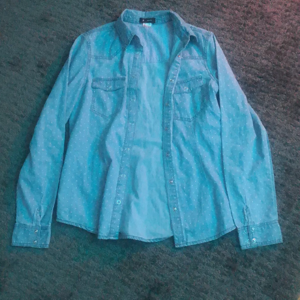 Snygg ljusblå skjorta med små vita prickar överallt, storlek 36 och köpt ifrån essentiel. 40kr+48kr frakt= 88kr totalt!. Skjortor.
