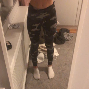 Kamouflage tränings byxor. Från energetics  - Träningsbyxor storlek s/m! Superfina och långa. 