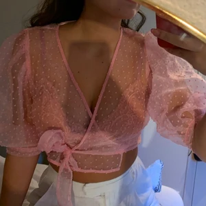 Top - Sjukt snygg och unik top i finaste färgen, använd en gång! Köparen står för frakten🤩❣️ passar S-M