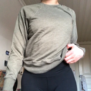 Sweatshirt grön brun - En sort grön brun sweatshirt, inte särskilt tjock vilket gör att den passar på sommaren! Den är i strlk xs men känns mer som en s -m. 80kr+frakt