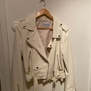 Vit fejklädder jacka - En vitt skinnjacka, självklart fake. Från NAKD. Storleken är XS men den är oversize, brukar normalt sätt ha storlek M. Lite tunnare jacka så funkar bra nu när det blir varmare. Köparen står för frakten!