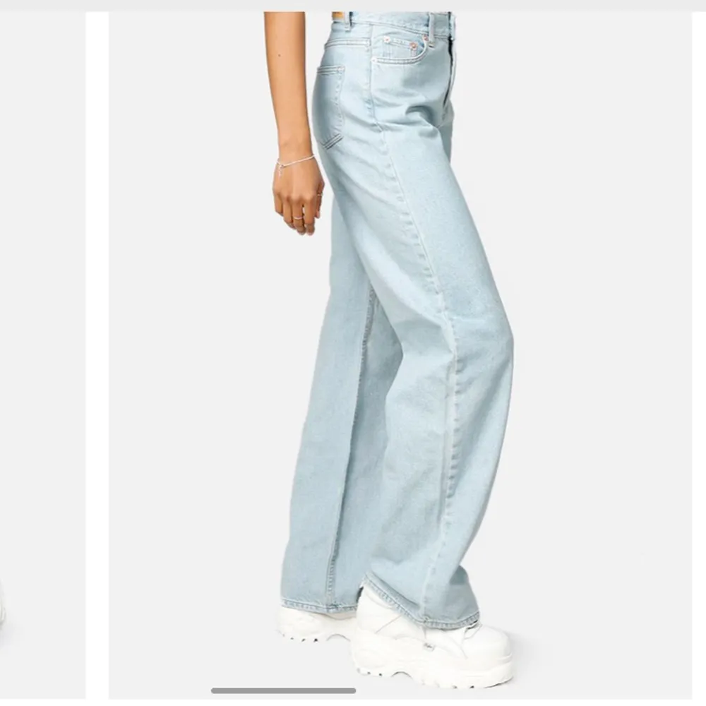 Säljer mina jeans från junkyard då dom är förstora inga fel på dom super bra skick. Köpta för 500kr säljer för 300kr kan sälja billigare vid snabb affär. Jeans & Byxor.
