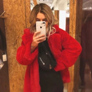 Pälsjacka  - Säljer denna pälsjacka! En knapp som saknas men har heller aldrig använt den stängd. Super skön och varm! 