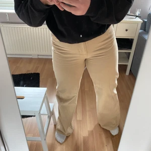 Beiga  monki jeans - Ett par beiga monki jeans som knappast är andvända, dom är som nya. Köpare står för frakt:) pris kan diskuteras