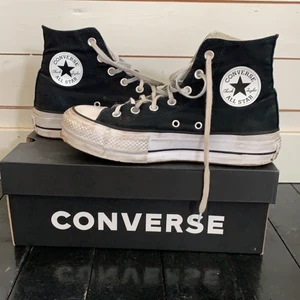Svarta converse platå  -  !Skit snygga trendiga converse med platå , väl andvpnda men bra skick förutom på hälarna  , högsta bud 650kr köpta för 1200 kr buda i kommentarerna 👼köparen står för frakten 👼 