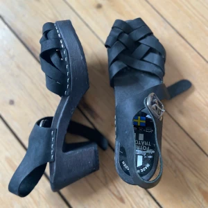 Söta och sköna skorna trä! - Storlek 36 men sitter som en 37a! Sparsamt använda 🌻 möts upp i centrala Stockholm eller köpare står för frakt. Hojta till om du vill ha fler bilder! 