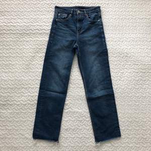 Raka jeans från Divided, kortare modell med fransat nertill. Storlek 36. Beninnerlängd 69 cm. Skickas med PostNord spårbar frakt. 