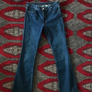 Midwaist flare jeans - Midwaist mörkblåa jeans med flare. Dragkedja och knapp. Aldrig använda. Långa i benen. Skriv för fler bilder/mått! Allt så bort på min sida pga flytt! Priser går att diskutera! :)
