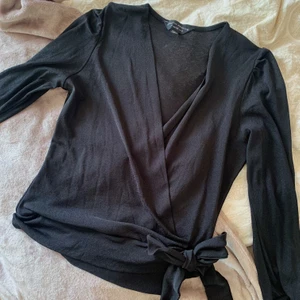 Topp - Jättefin knyttop 🖤 storlek 36, köparen står för frakt