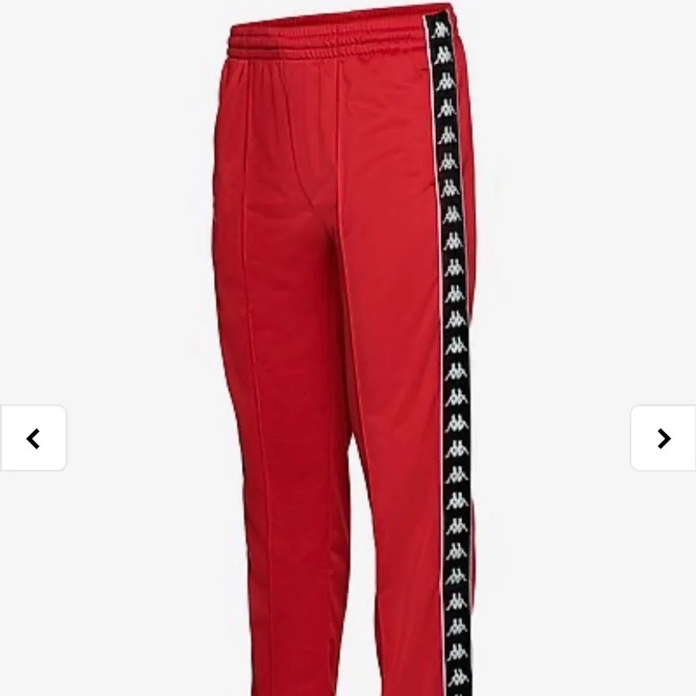 Superfina röda kapabyxor som jag tyvärr växt ur, storleken är S och byxorna är i en unisex storlek. Priset går att diskuteras. Farkut & Housut.