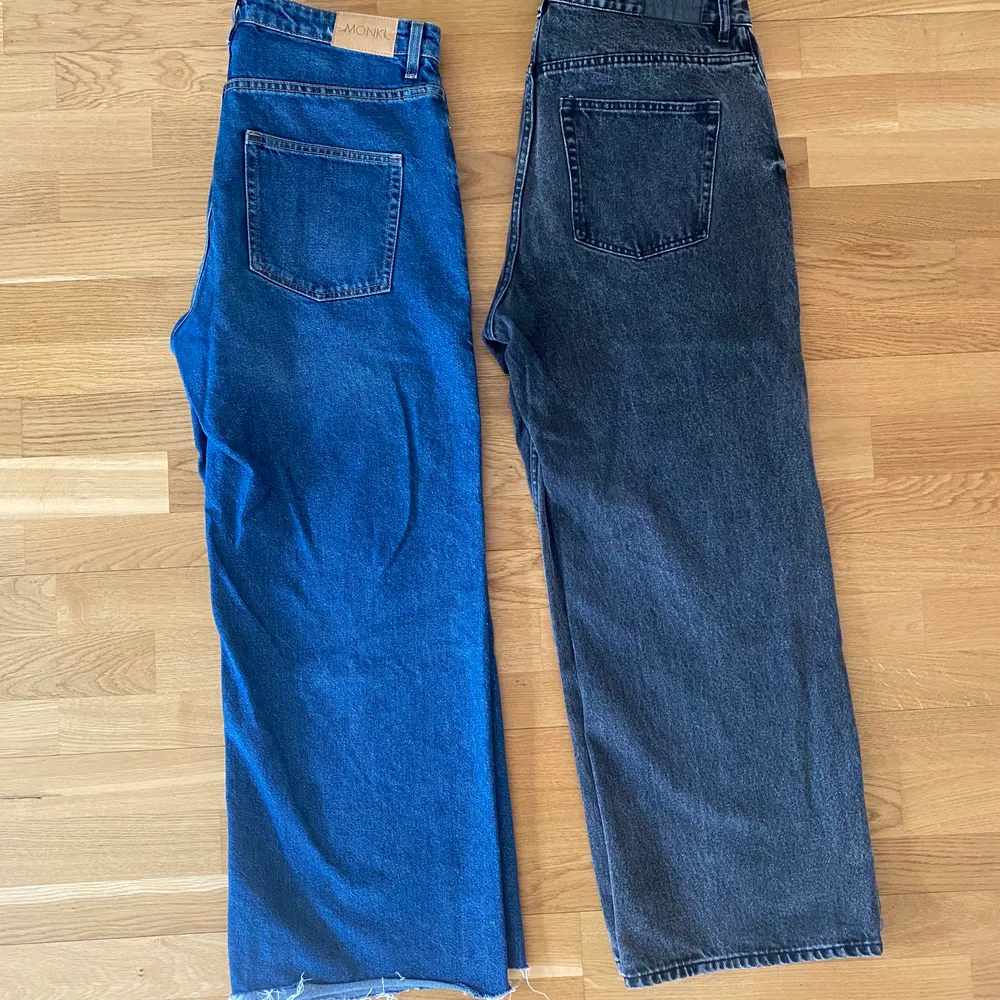 Det svarta paret är i modellen cropped och de blåa är klippta till samma längd. Säljs som paket. Jeans & Byxor.