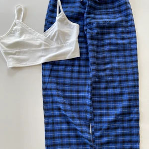 Blåa rutiga pyjamasbyxor & en vit topp - Jättebra skick på byxorna & på toppen. Köpta på SHEIN.