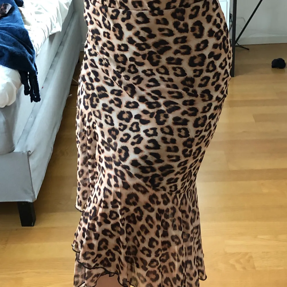 Säljer en fin lite flowig kjol med leopardmönster från Nelly!🤎 den har volanger längst ner men är tight runt låren och sitter jättefint! Knappt använd. Resår i midjan, den åker inte ner. . Kjolar.