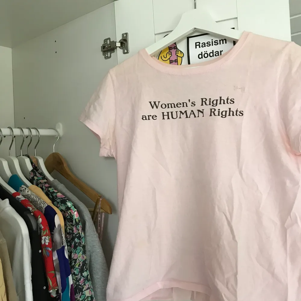 Feministisk T-shirt med texten ”women’s rights are human rights”. Passar XS-S. T-shirts.