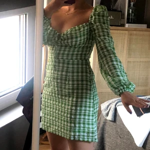 Rutig sommarklänning. - Tog bort den andra för det blev oseriöst. Säljer denna eftersom jag bara har använt den en gång och köptes förra året innan midsommar. Storlek M men passar S/M. Vid flera intressen så startas en budgivning. 💚 BUDGIVNING i kommentarerna, slutar idag fredag kl 14. Senaste bud: 300kr!