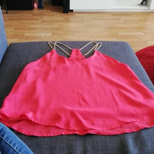 Neon rosa linne - Säljer detta linnet då det inte är min stil längre. Kvaliteten är fortfarande väldigt bra. Köparen står för frakten. 