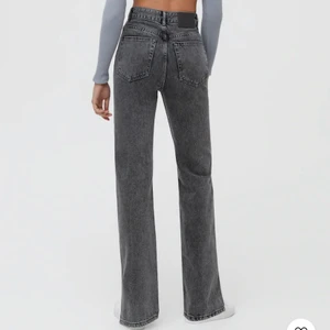 Jeans - Jeans från pull&bear perfekt skick. Har klippt dem kortare men fortfarande för långa på mig som är 166cm. Storlek 36. Nypris 400kr